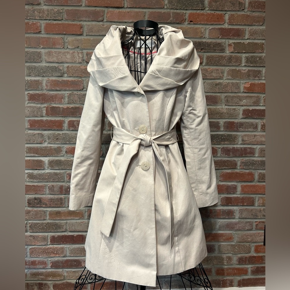 T Tahari Cream Belted Lined Jacket Size Medium. Has Tag Not Attached.